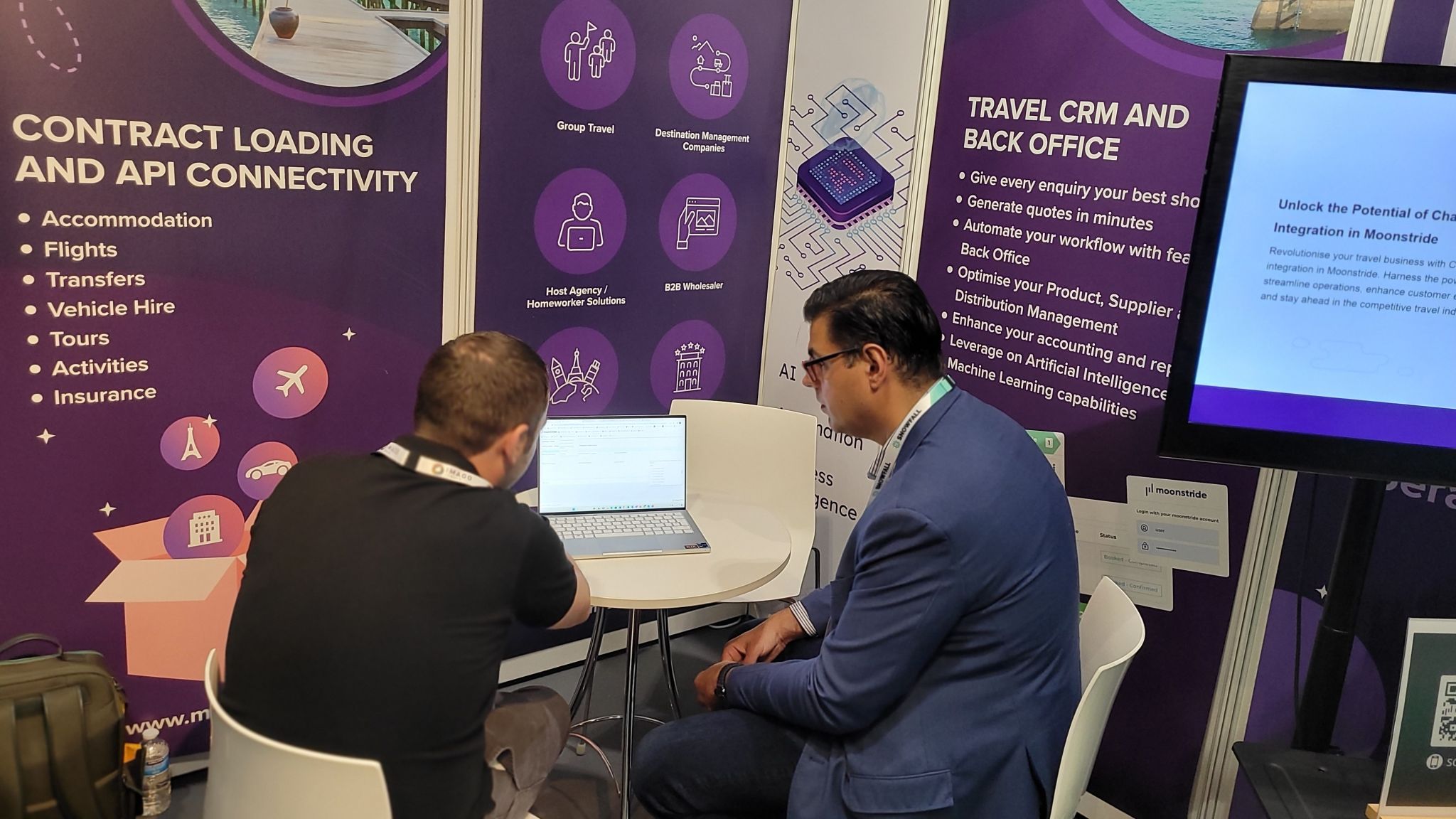 Besucher interagieren mit dem Team von moonstride auf der Traveltech
