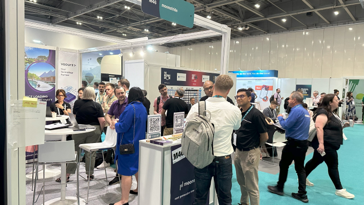 Besucher am moonstride Stand während der TravelTech Show