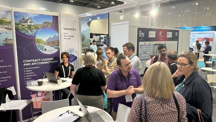 moonstride Team im Gespräch mit Besuchern der TravelTech