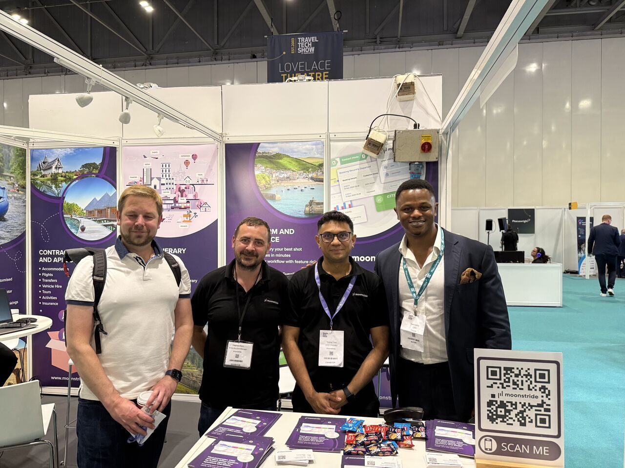 Momento cándido del equipo moonstride interactuando con visitantes internacionales