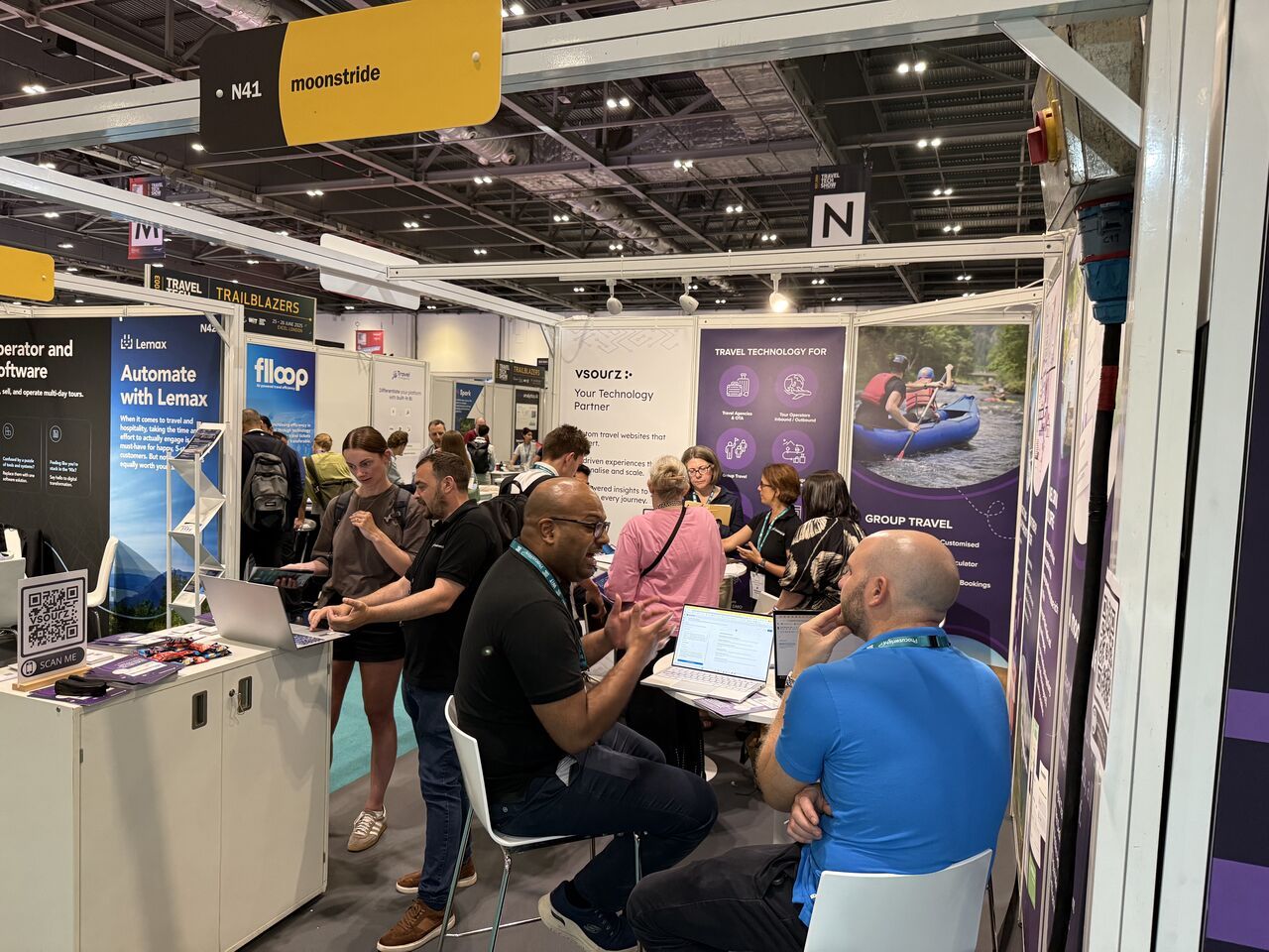 Visitantes interactuando con representantes de moonstride en Excel Londres