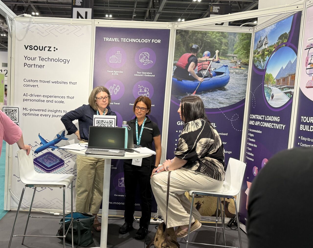 El equipo de moonstride muestra las características de la plataforma a los asistentes al evento