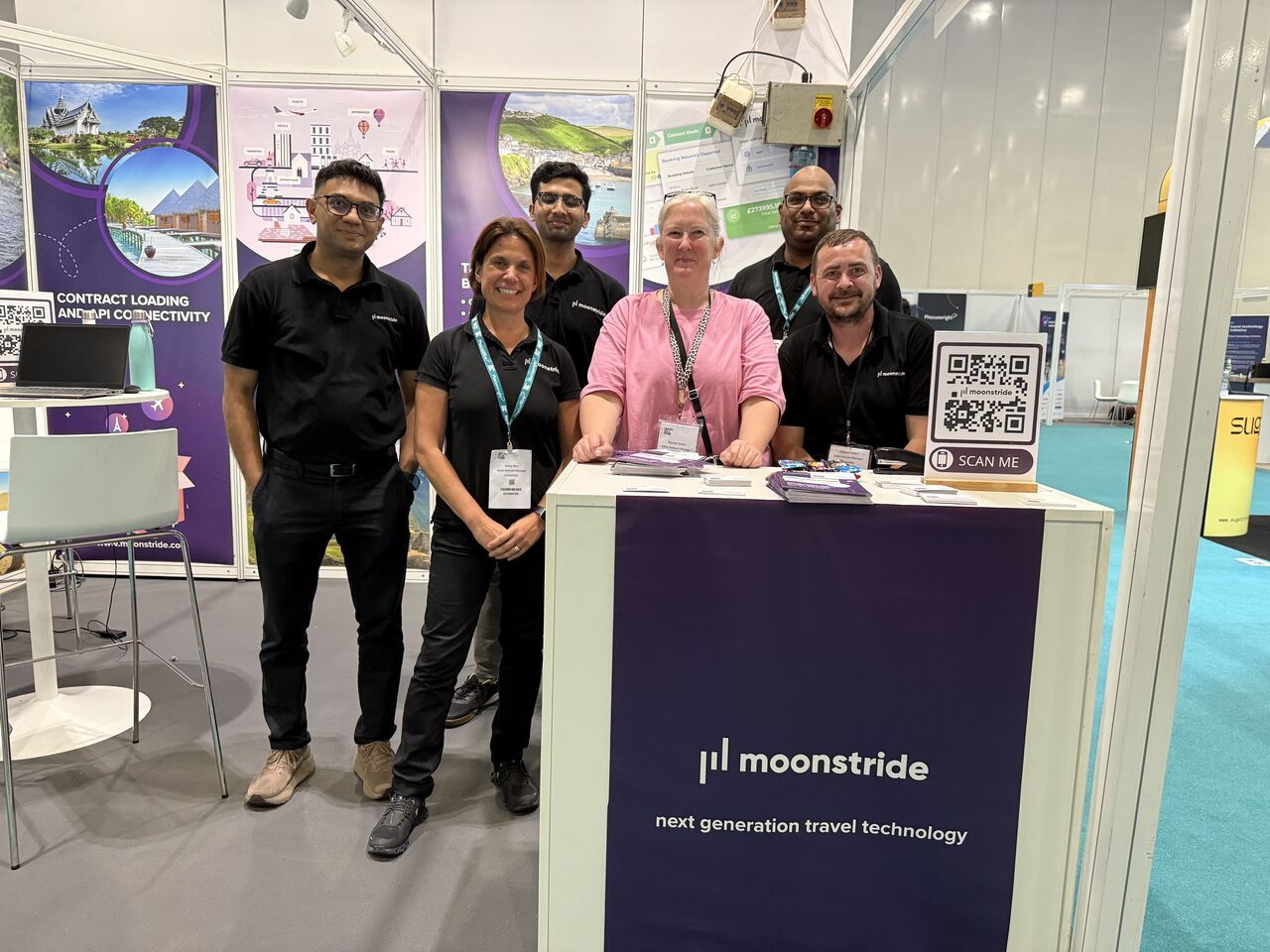 El equipo de moonstride da la bienvenida a los visitantes en el stand de TravelTech Show 2025