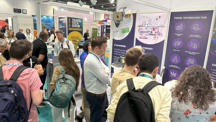 Présentation en direct sur le stand de moonstride TravelTech 2024