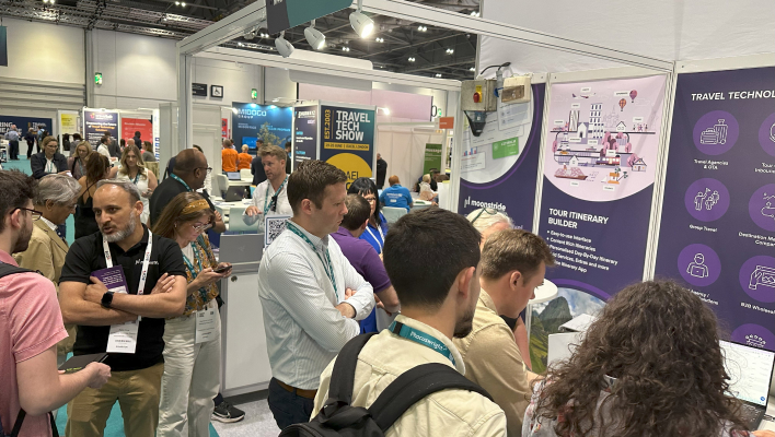 Démonstration du produit au stand moonstride TravelTech 2024